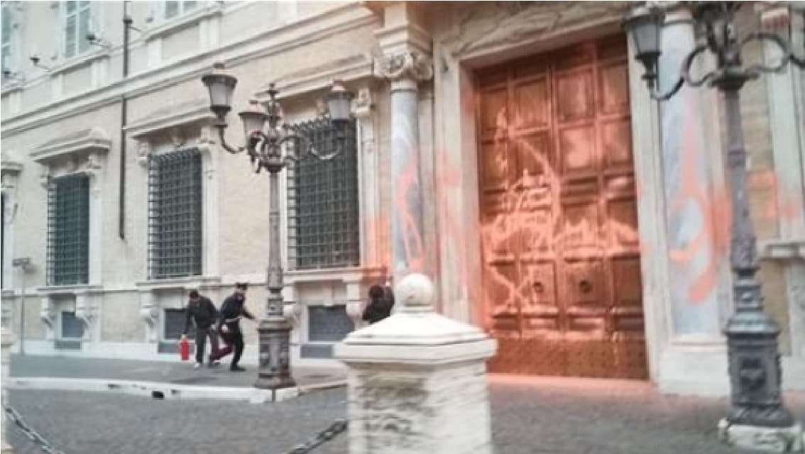 Ambientalisti imbrattano Palazzo Madama, La Russa: “Un atto che offende le istituzioni”