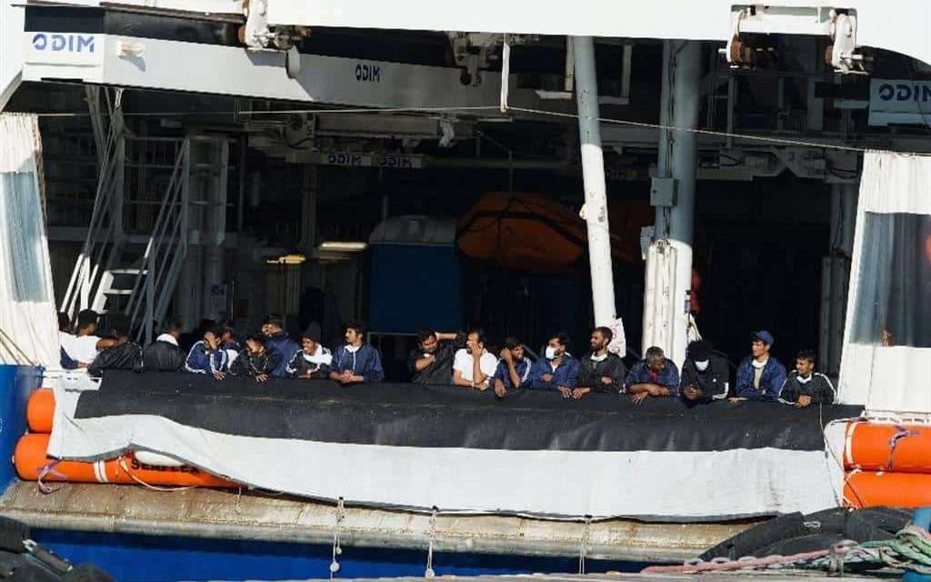 Migranti, un peschereccio con 700 persone è sbarcato in Sicilia