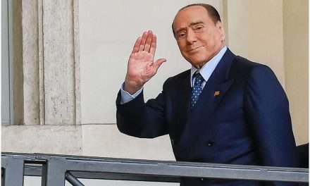 Silvio Berlusconi è morto. Con lui va via un pezzo rilevante di storia politica ed industriale del paese