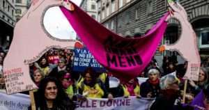 25 novembre, una marea rosa nelle piazze d’Italia contro la violenza sulle donne. Mattarella: “La responsabilità è di tutti”