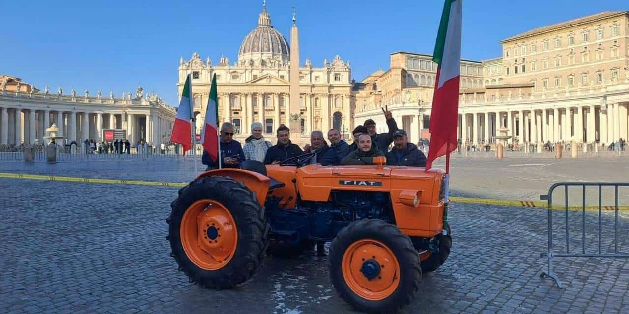 I trattori in Vaticano, portano anche la mucca Ercolina. Il Papa: “Saluto gli agricoltori presenti in piazza”