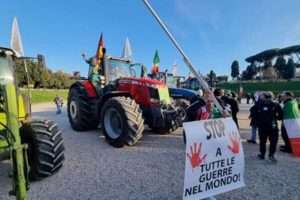 Trattori al Circo Massimo, poca la partecipazione: “Ci vogliono ammazzare perchè siamo uomini liberi”